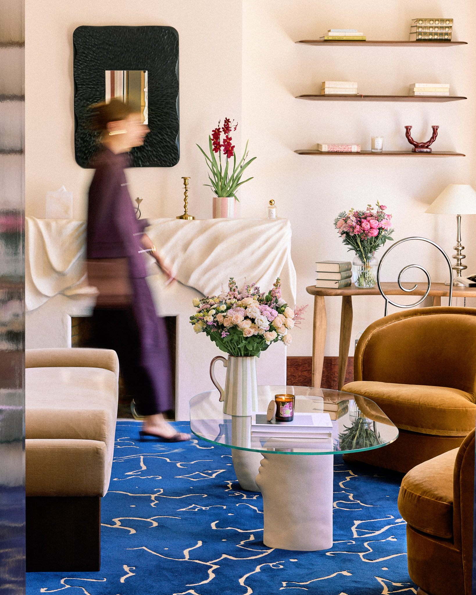 photo d'un appartement avec des fleurs et des plantes