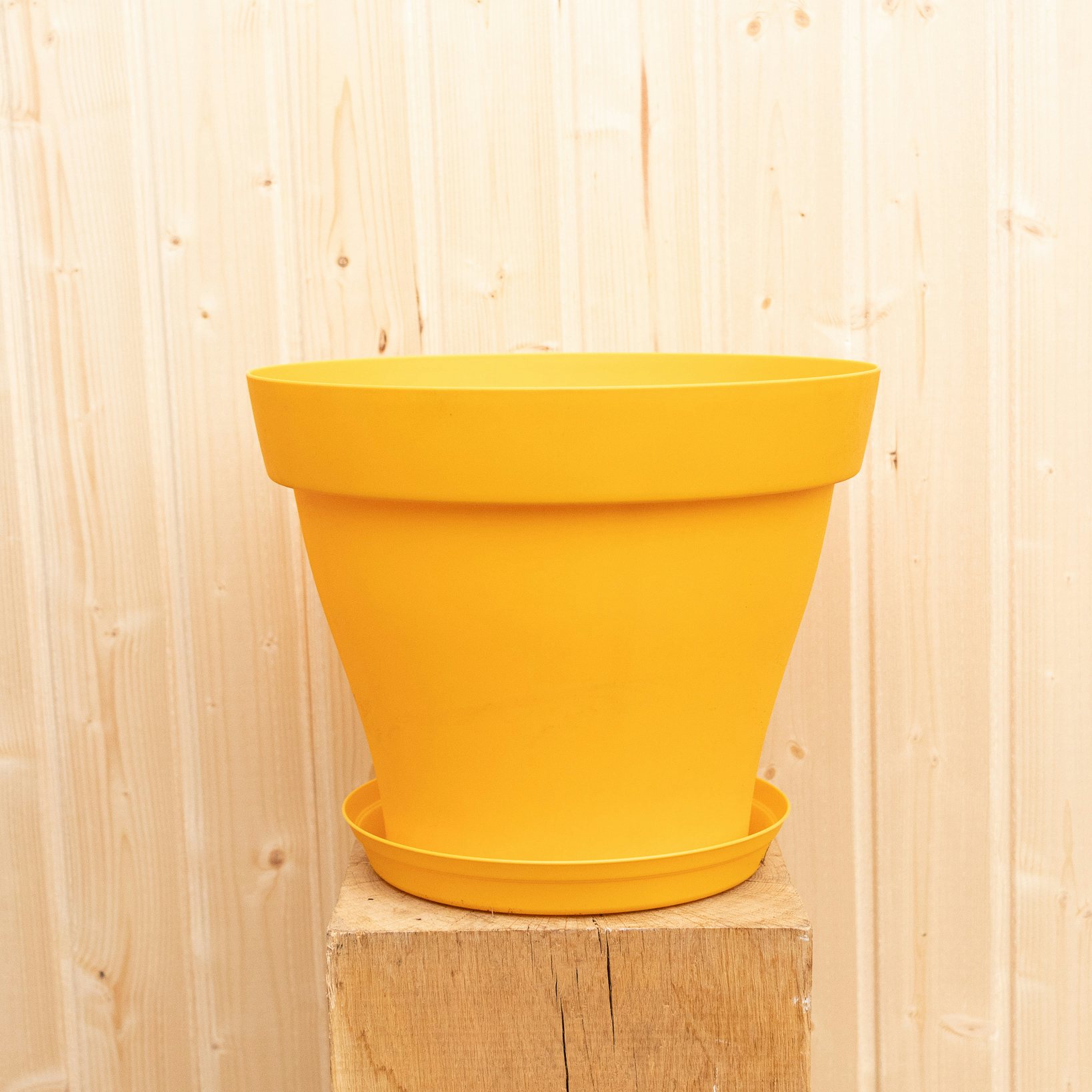 Pot en plastique jaune - 100% recyclé et recyclable, résistant aux UV et au gel