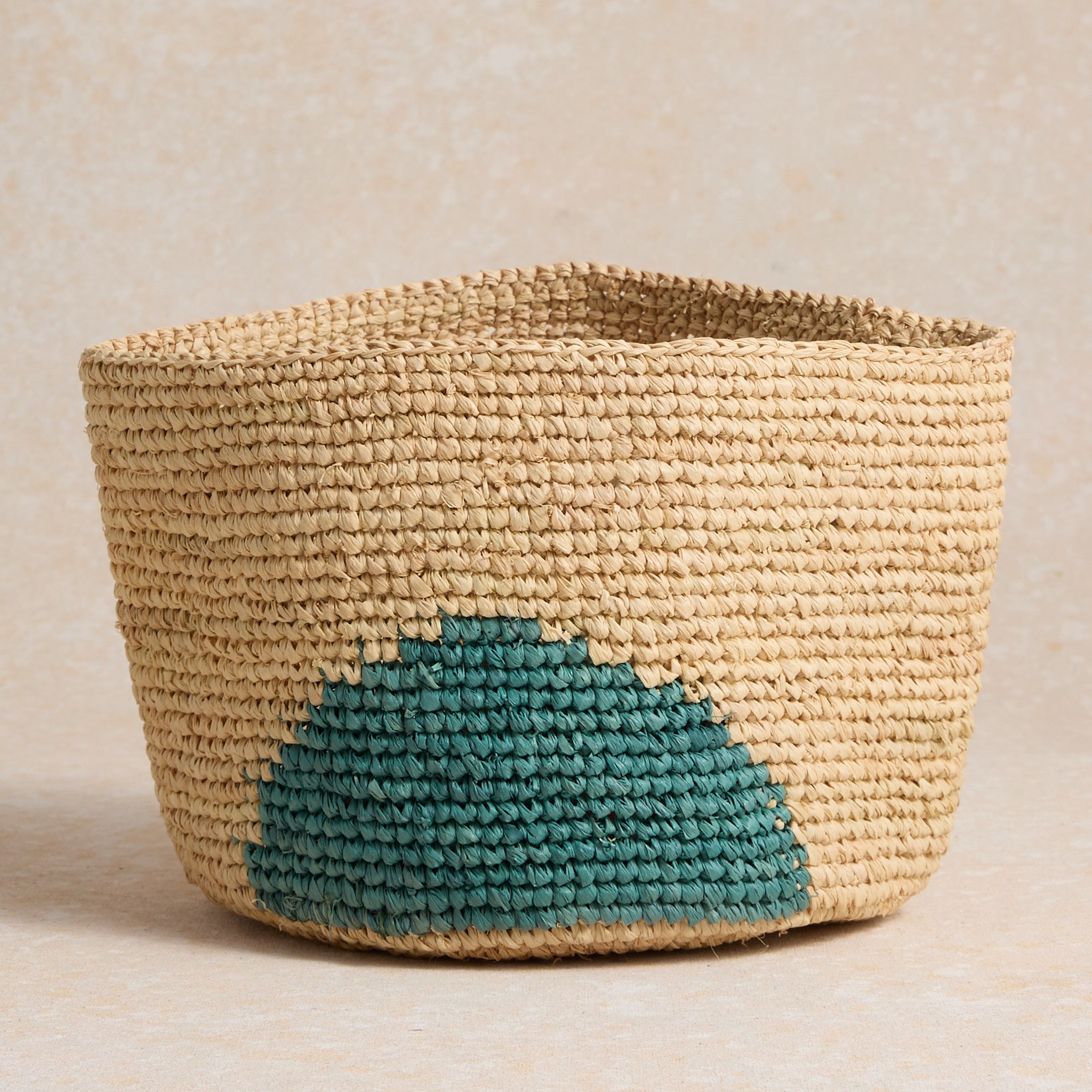 Betty et son panier tressé bleu