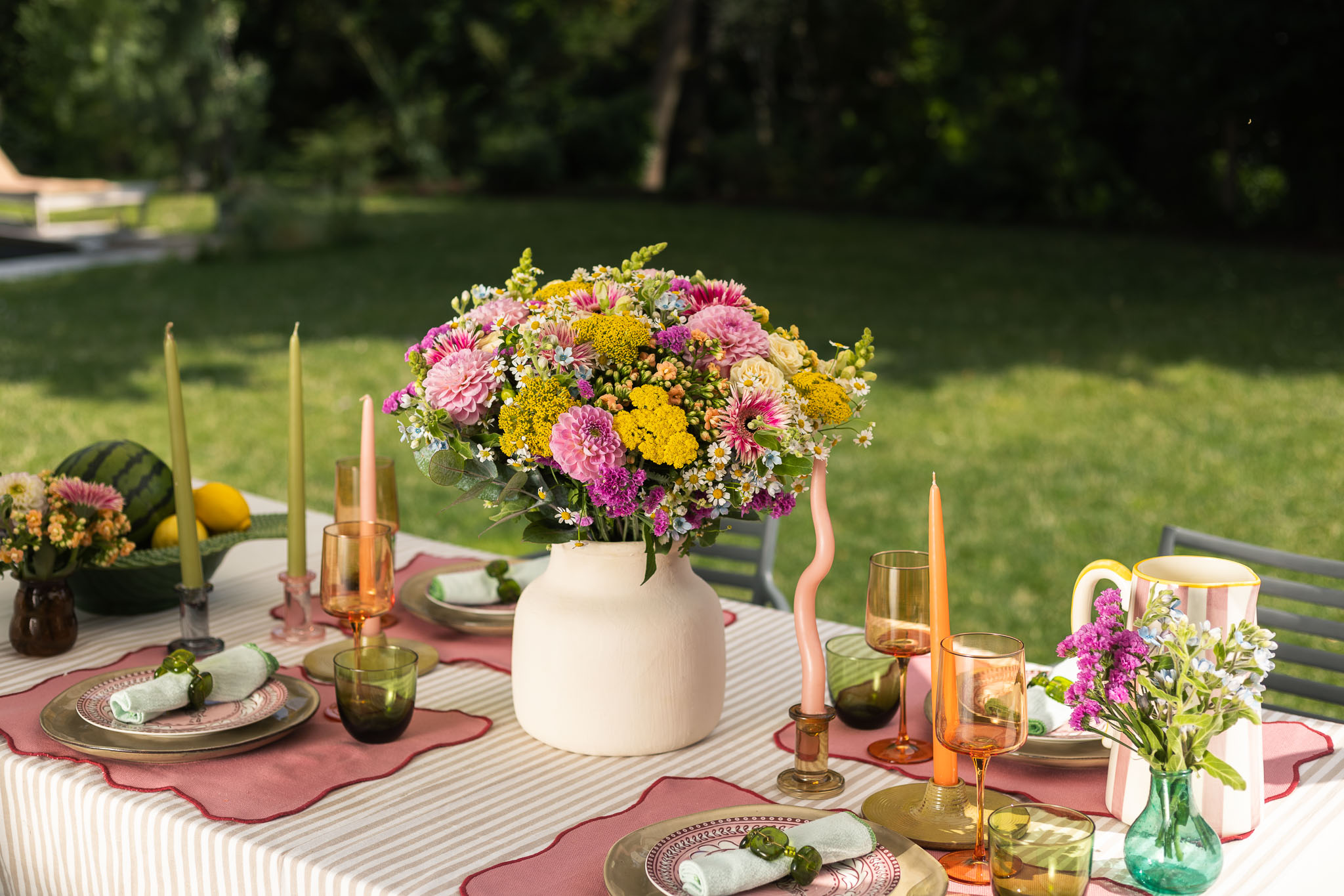 table pour manger avec un bouquet de fleurs au milieu