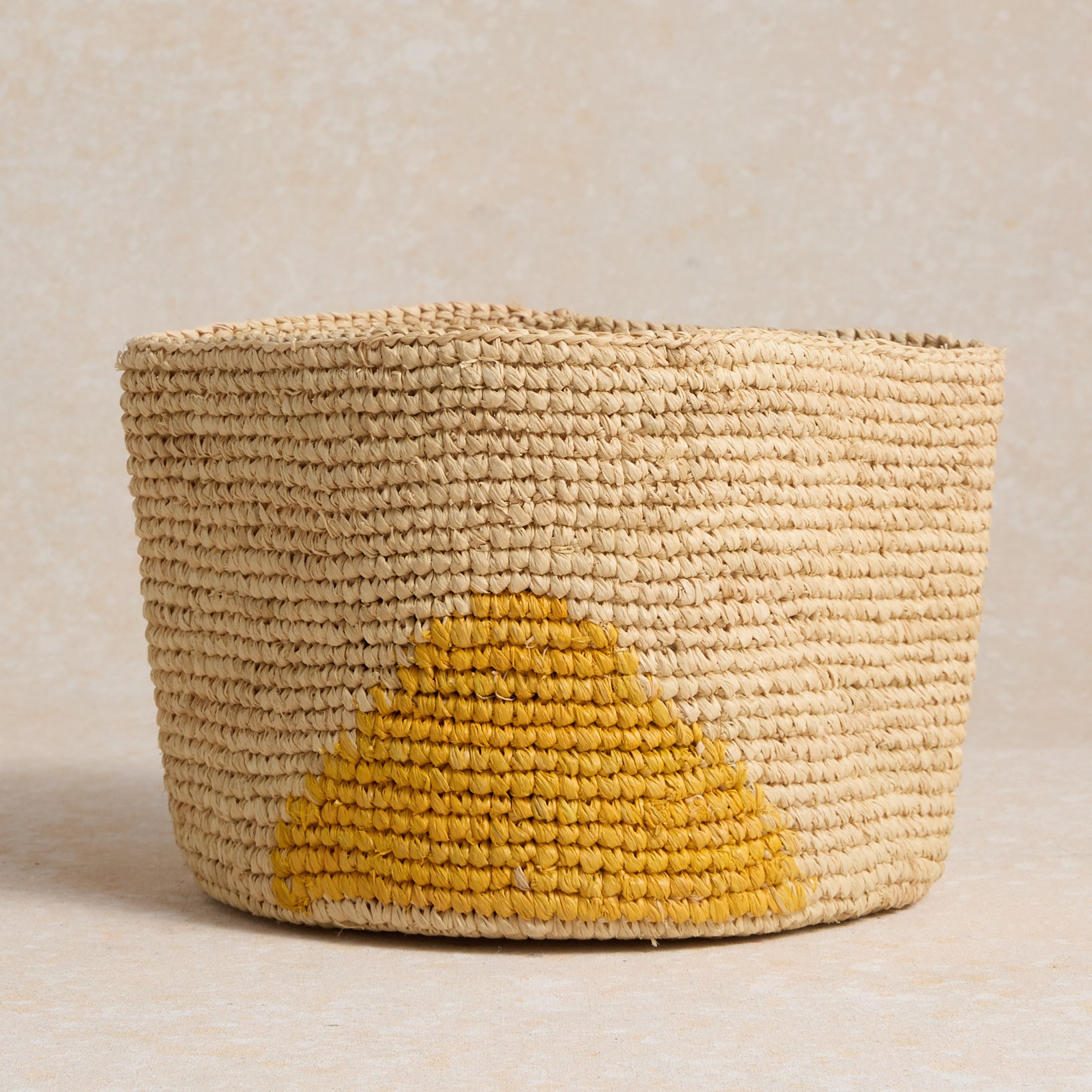 Betty et son panier tressé jaune