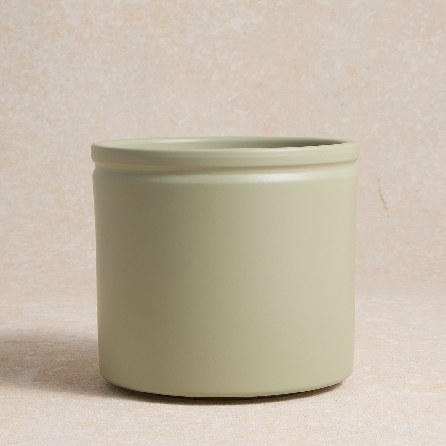 Mona et son cache-pot en céramique vert