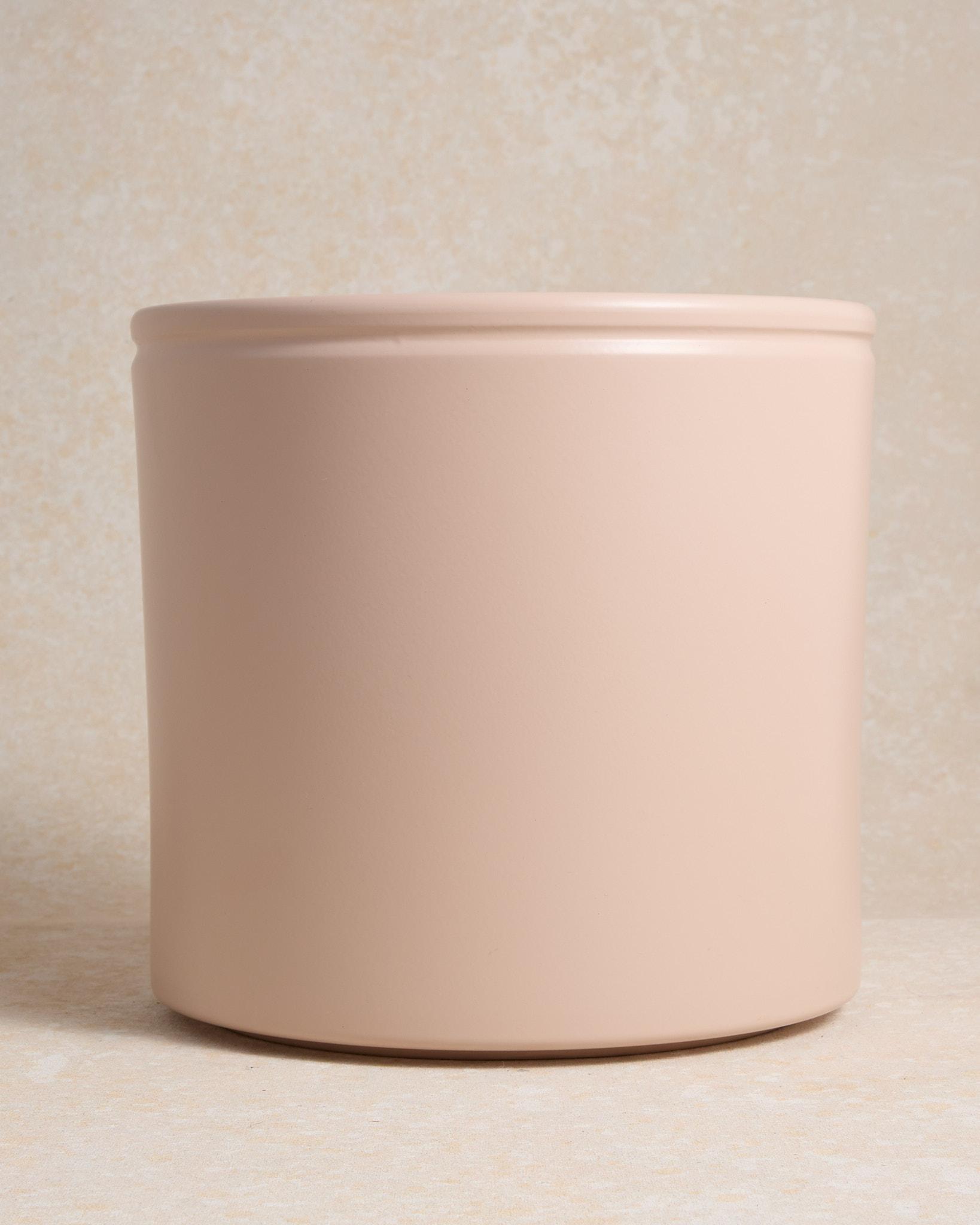 Théo et son cache-pot en céramique rose