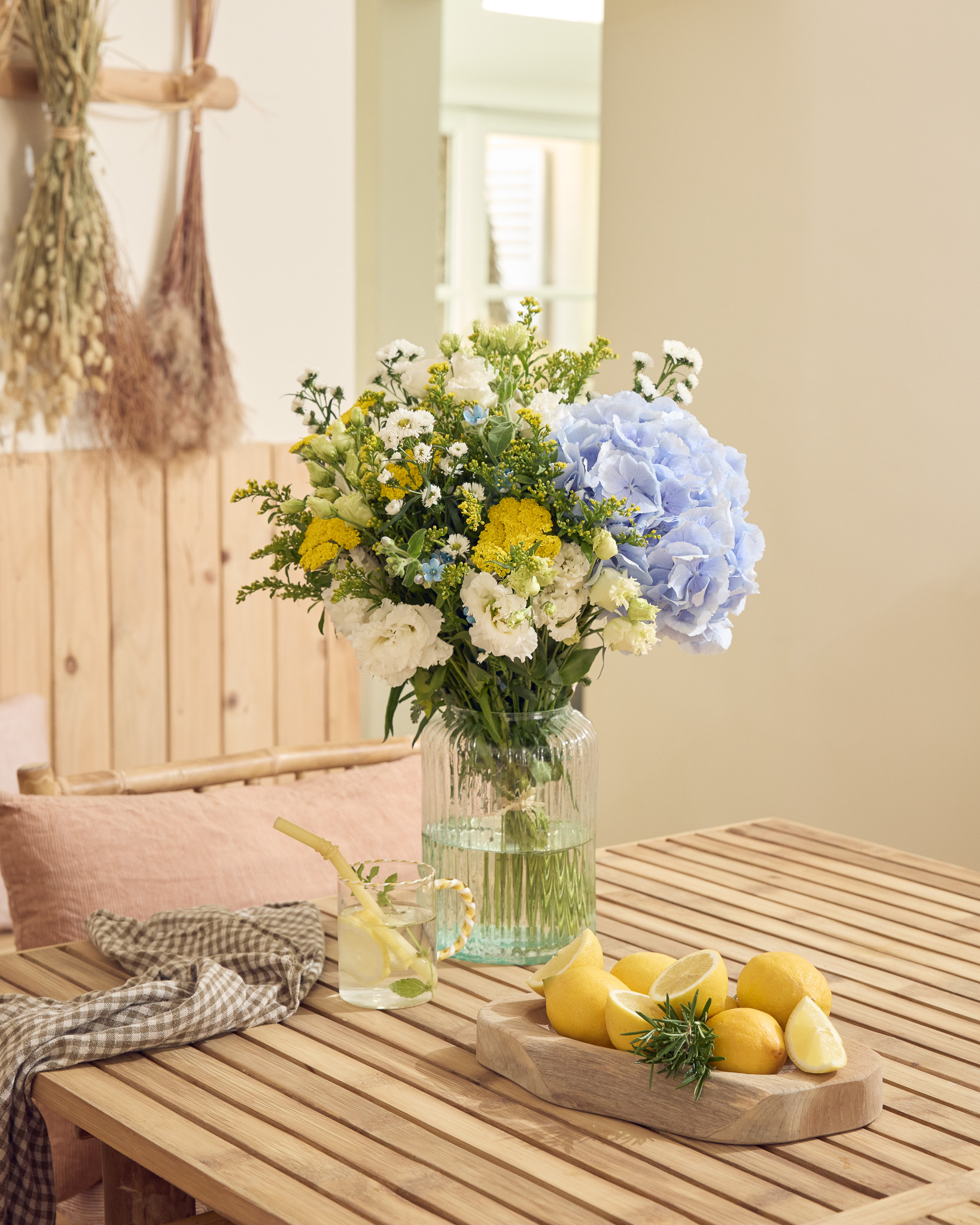 bouquet de fleurs avec des citrons