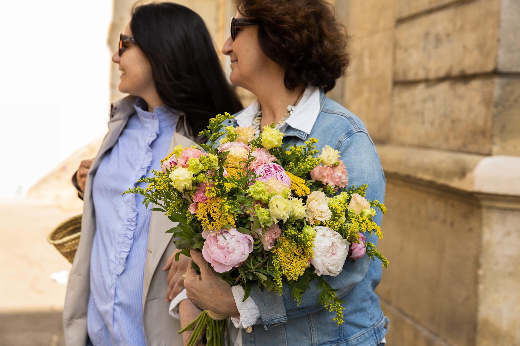 Mère et fille avec un bouquet de fleurs pour la fête des mères