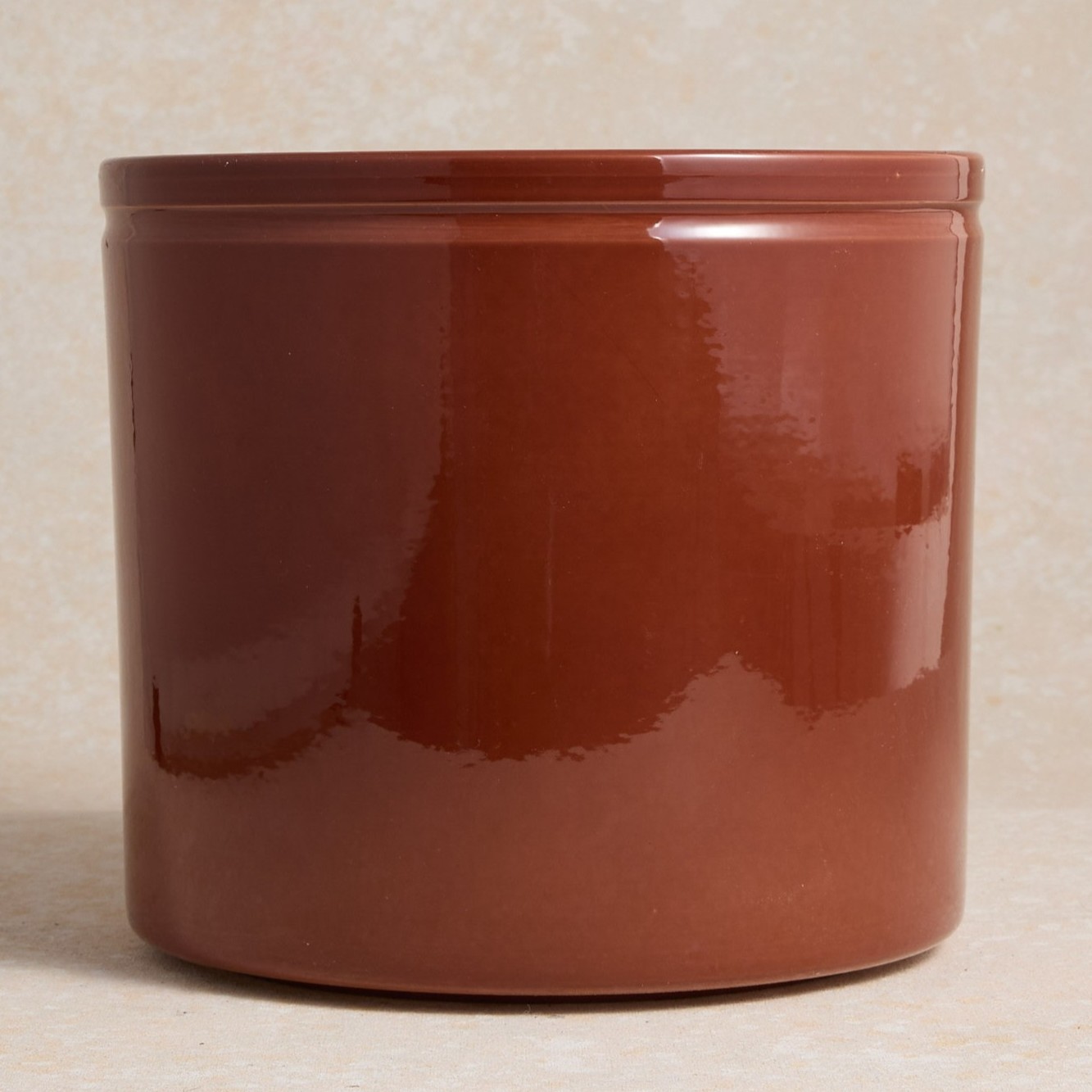 Théo et son cache-pot en céramique brun