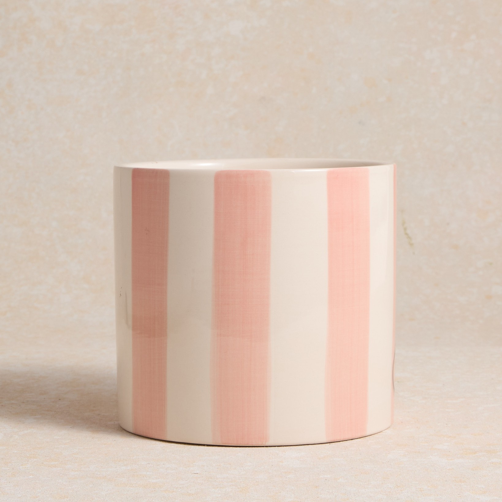 Mona et son cache-pot rayé rose