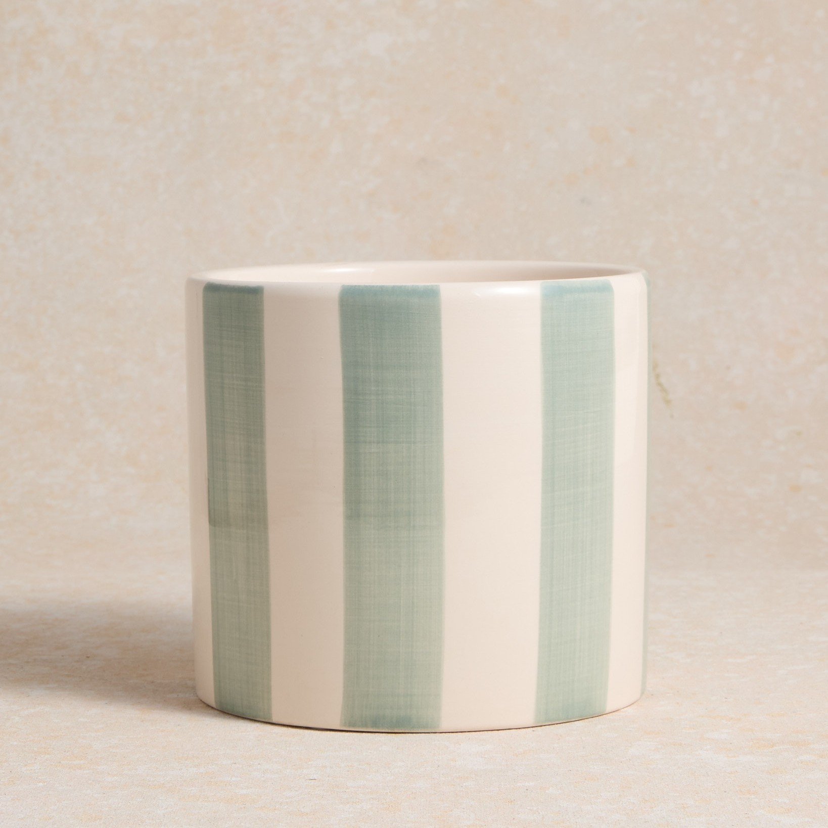 Marie et son cache-pot rayé vert 