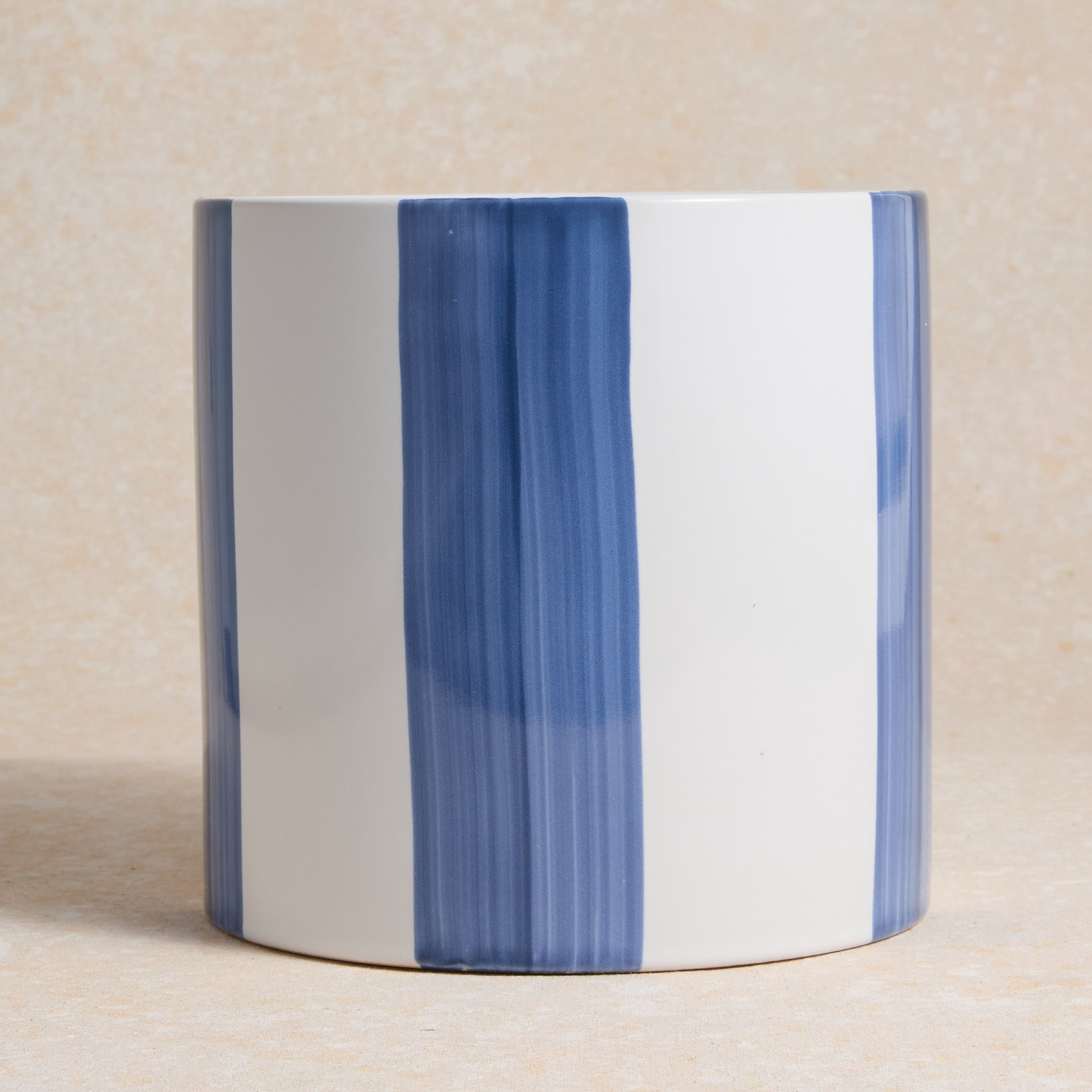 Honoré et son cache-pot rayé bleu