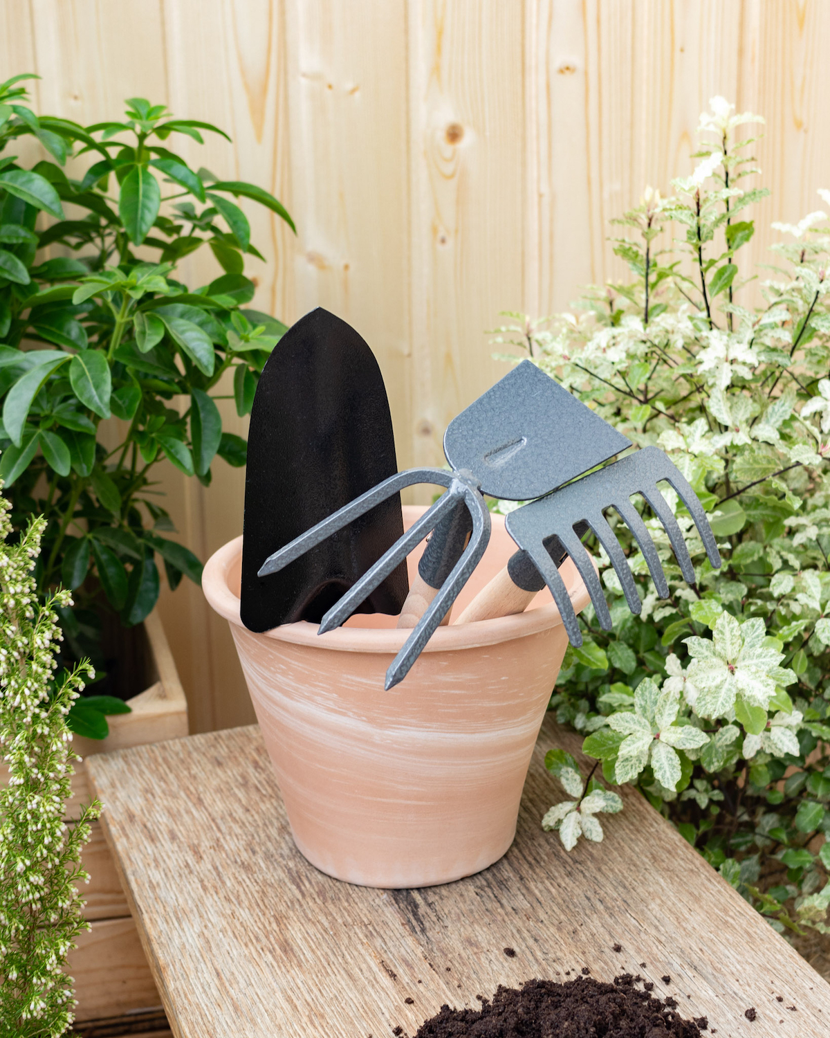 Arrosoir, gants, tablier, rateau