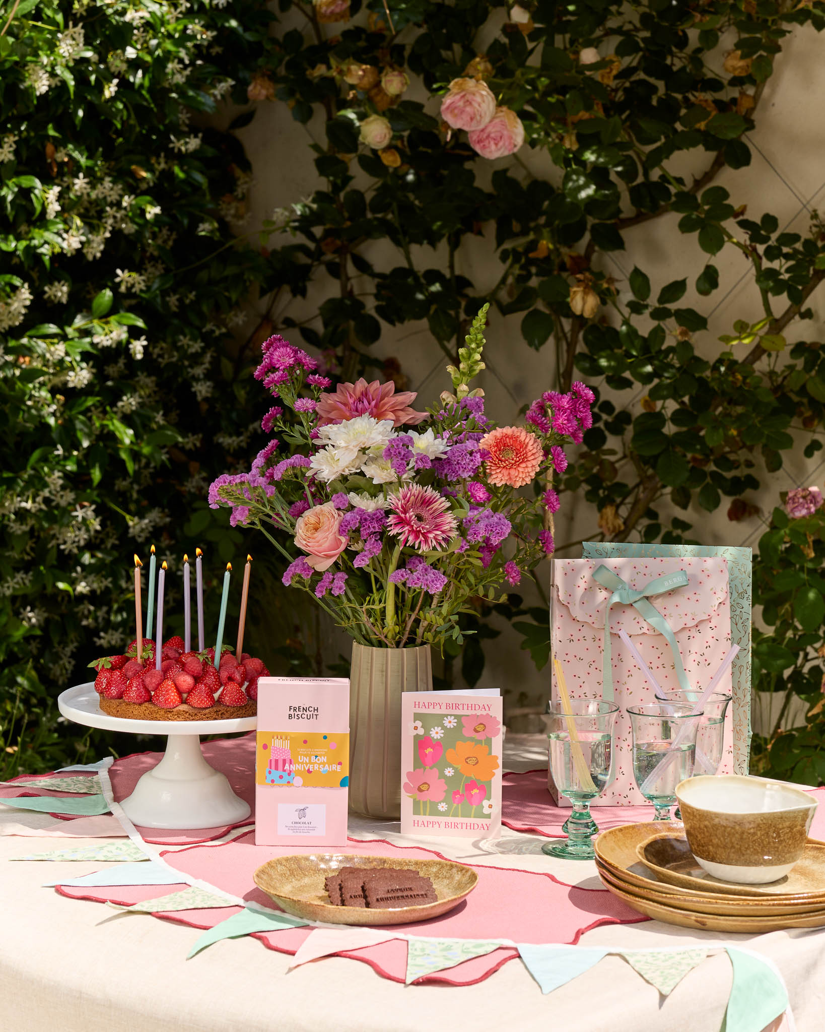 table avec gateaux et bouquet de fleurs