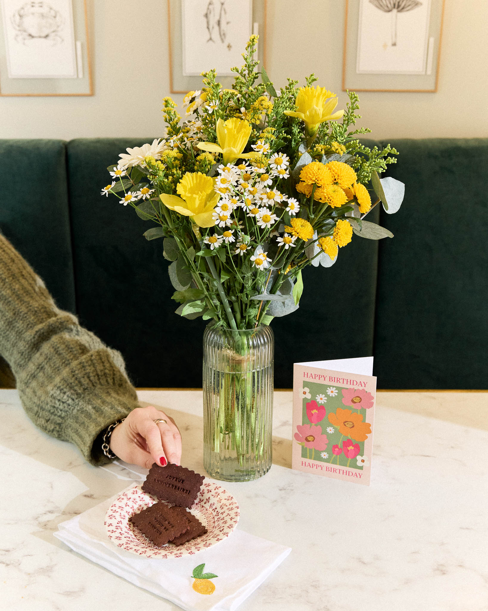 bouquet de fleurs avec des biscuits
