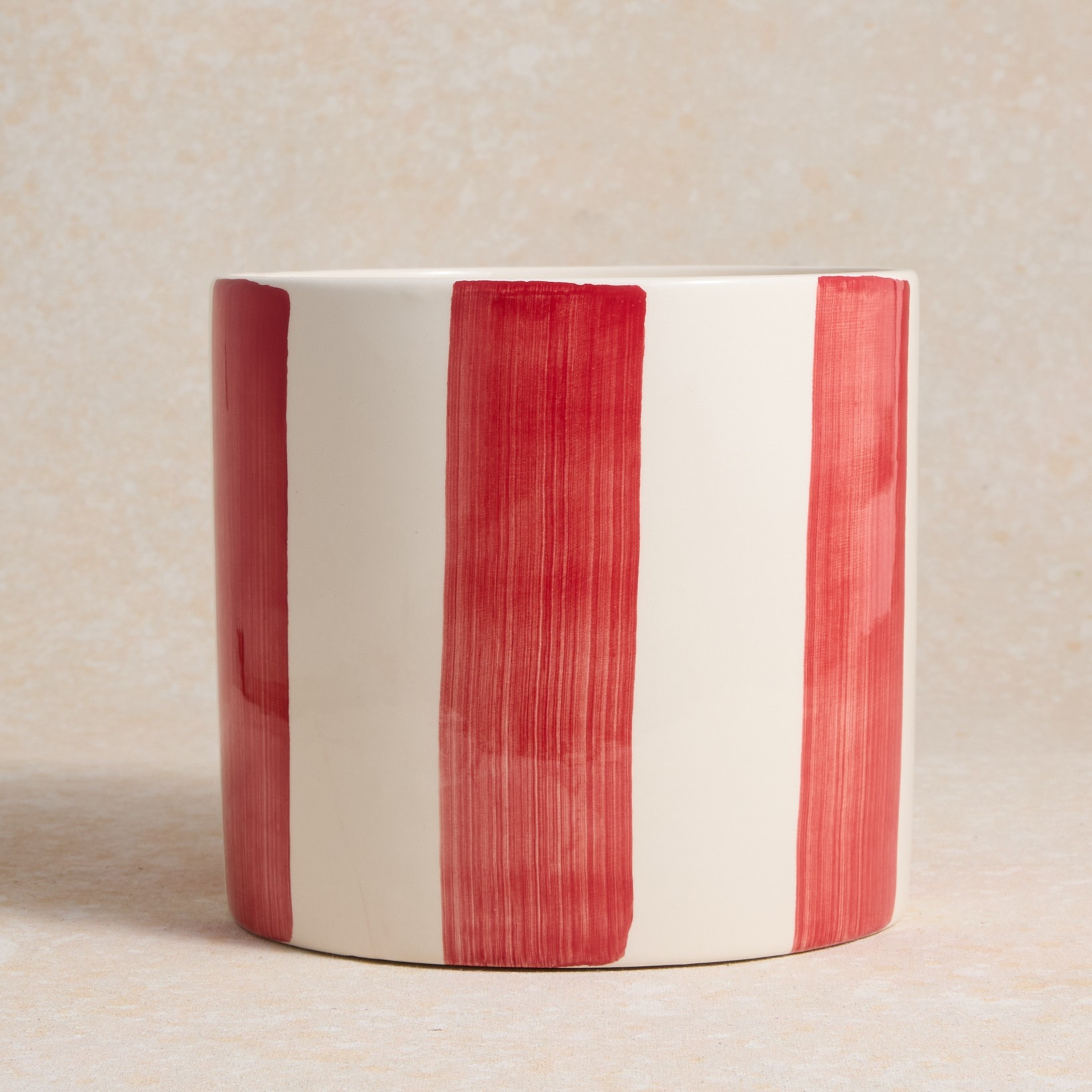 Carlos et son cache-pot en céramique rayé rouge