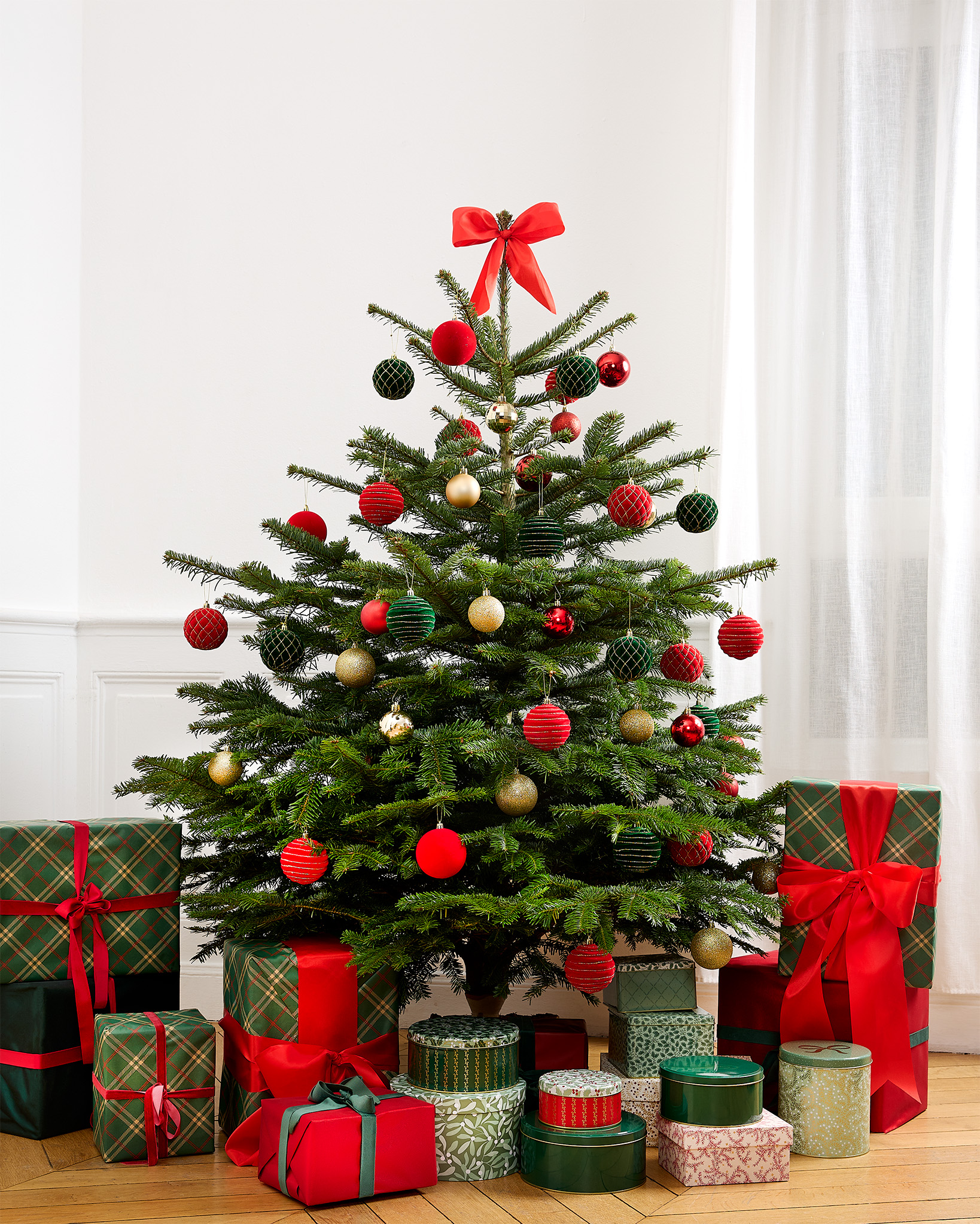 Sapin de Nordmann avec buche et kit de décoration