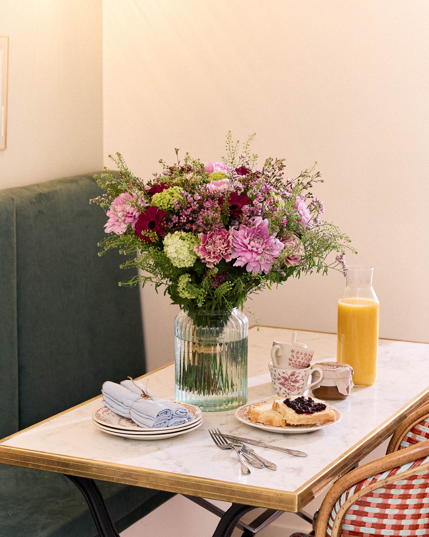 gouter sur une table avec un bouquet de fleurs