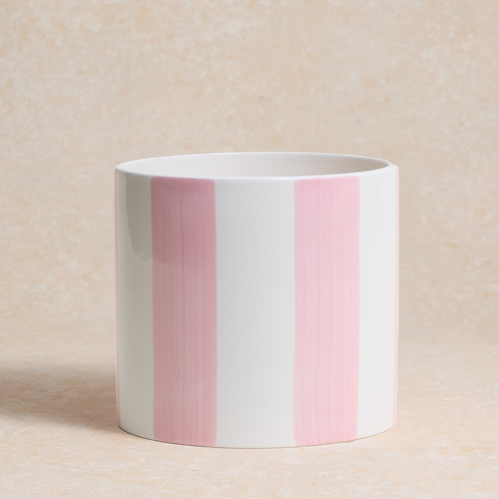 Anne et son cache-pot rayé rose