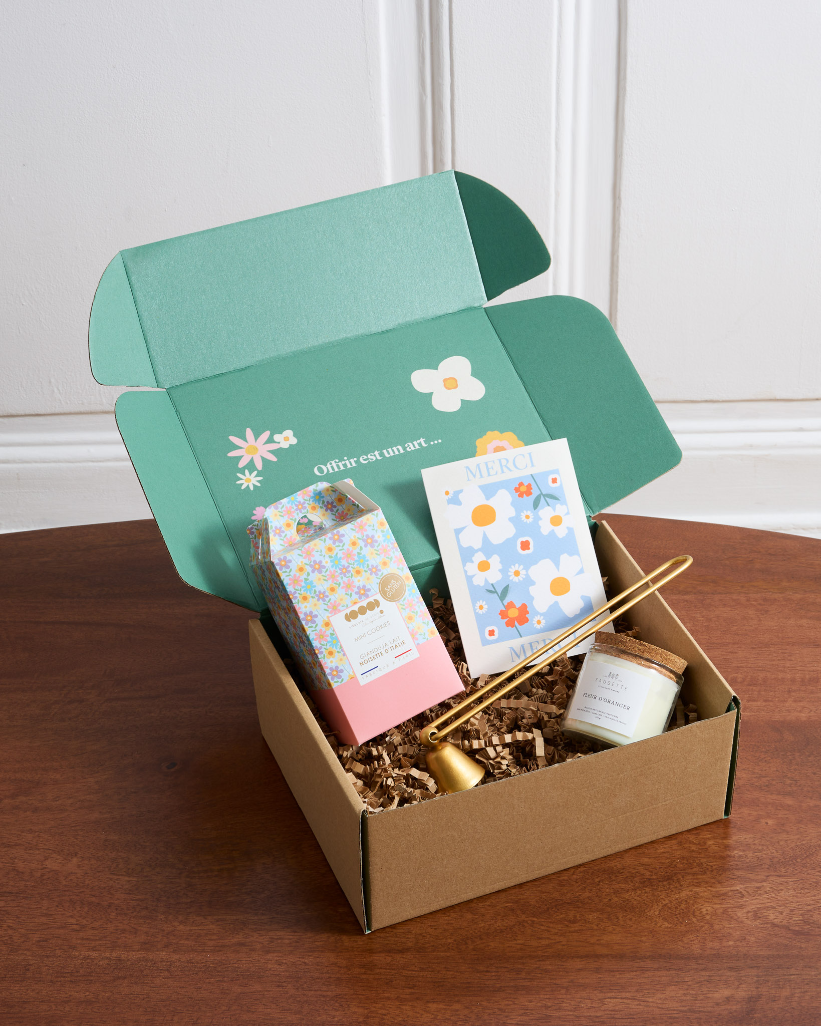 Ce coffret contient : une boite de mini-cookies Éclair de génie, une bougie à la fleur d