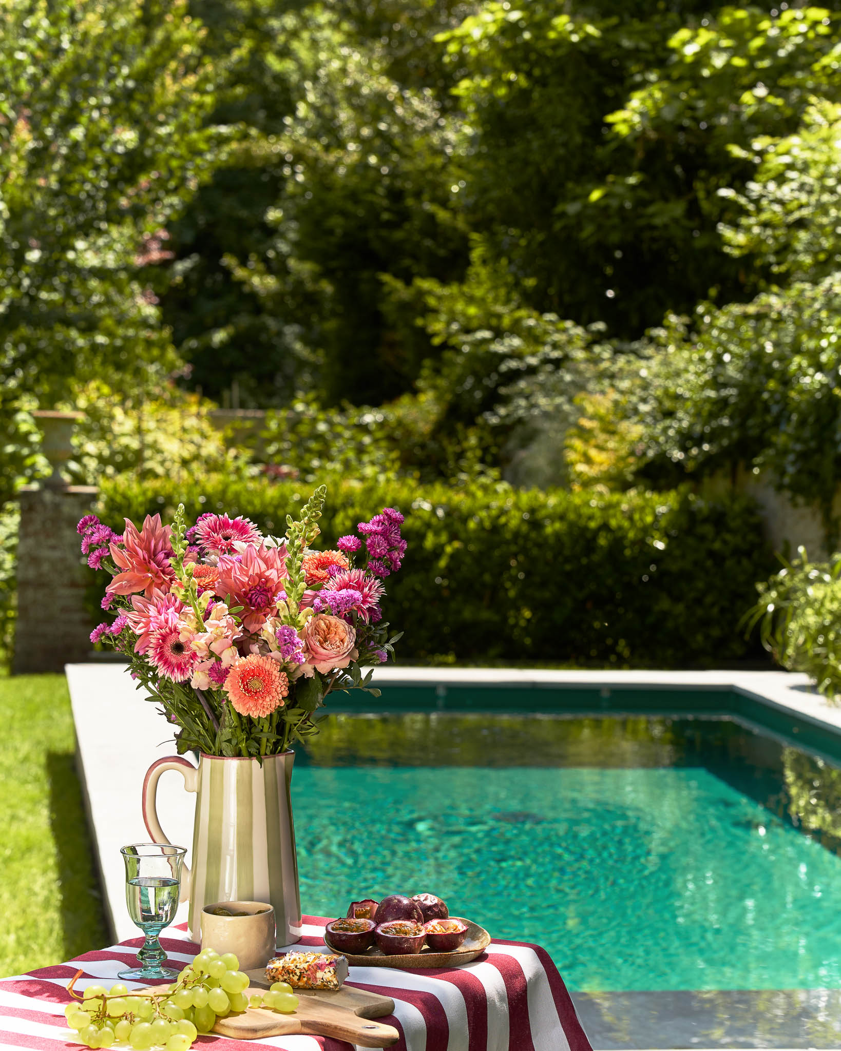 bouquet de fleurs près d'une piscine