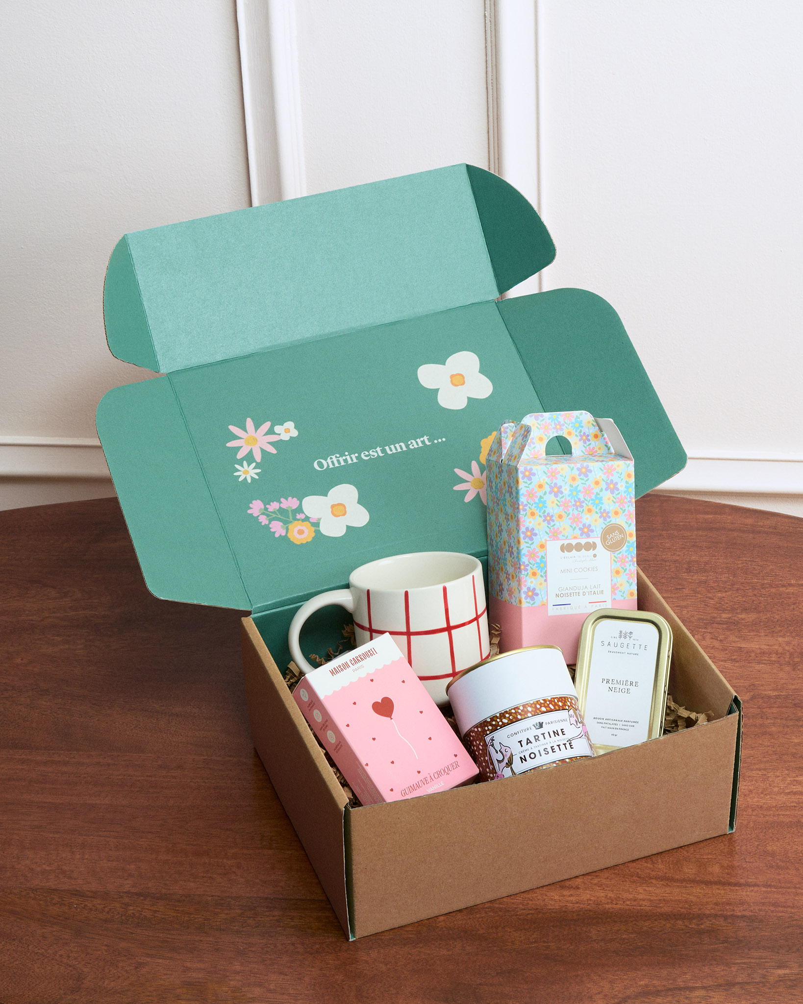 Ce coffret contient : une guimauve en forme de cœur Maison carrousel, une pâte à tartiner Confiture parisienne, des mini cookies Éclair de génie, une mini bougie 