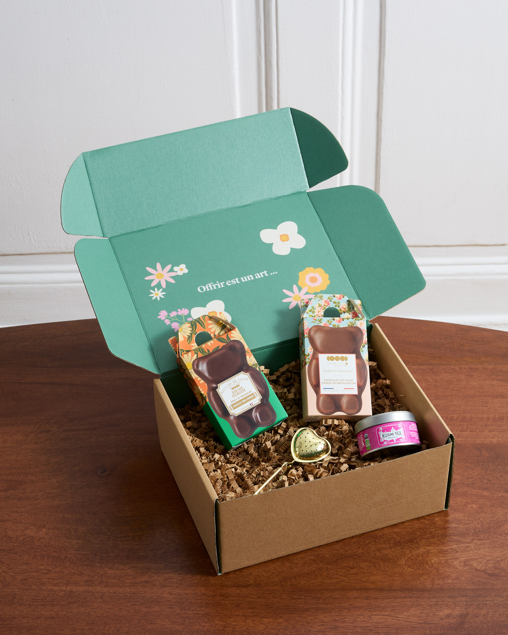 Ce coffret contient : 2 oursons en guimauve Éclair de Génie (un au chocolat noir et un au chocolat au lait), un petit thé Kusmi Tea "Sweet Love" ainsi qu