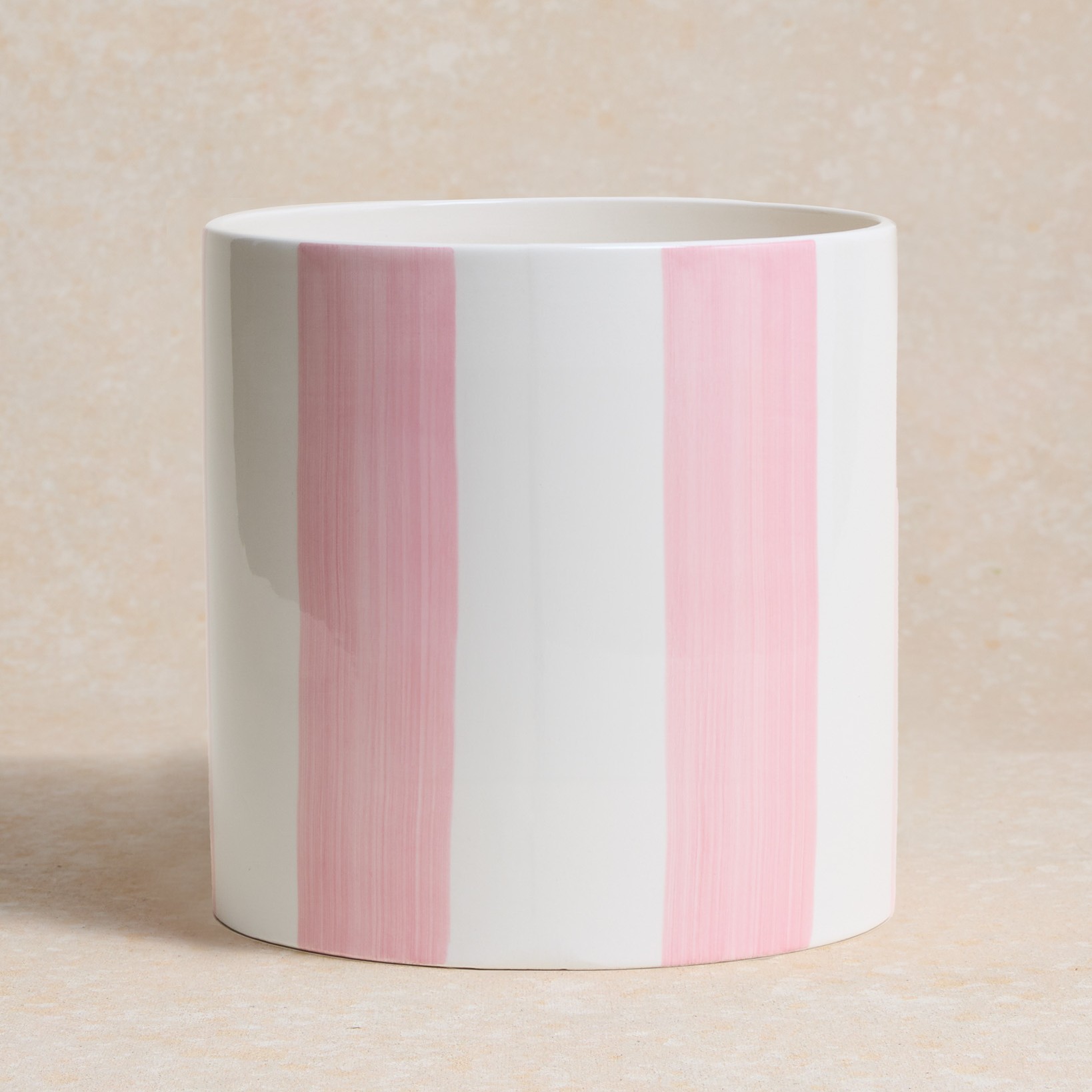 Carlos et son cache-pot rayé rose 